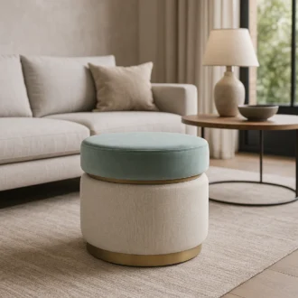 O puff Lily é uma peça de mobiliário que combina sofisticação e funcionalidade, projetada para enriquecer qualquer espaço com um toque de elegância.
