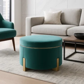 O puff Poppy é um verdadeiro exemplo de elegância e funcionalidade, combinando um design moderno com acabamentos luxuosos para transformar qualquer espaço num ambiente mais sofisticado e acolhedor.