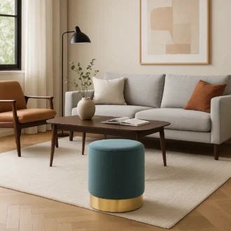 O puff Rose é uma peça decorativa e funcional que alia design sofisticado e dimensões compactas, ideal para completar qualquer ambiente.