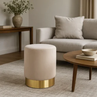 O puff Rose é uma peça decorativa e funcional que alia design sofisticado e dimensões compactas, ideal para completar qualquer ambiente.